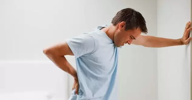 Sāpes jostas-krustu daļā vīriešiem ir hroniska prostatīta pazīme